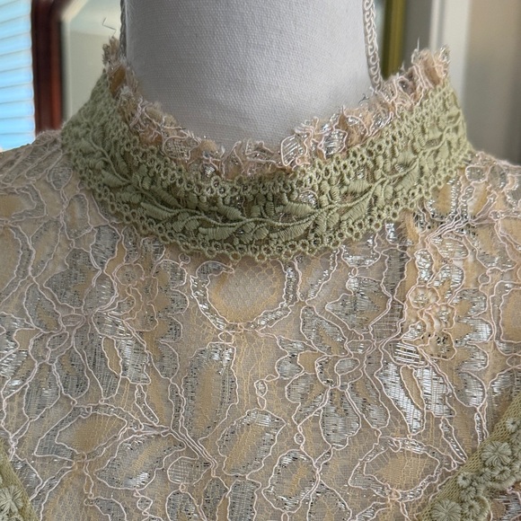 Elegant Lace Blouse Pearl/Tan - Picture 3 of 14